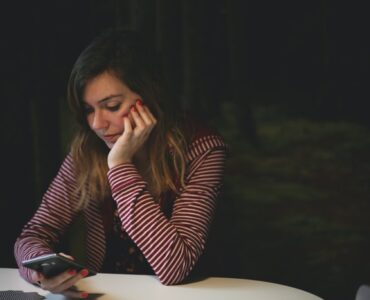 How to Stop Overthinking Text Conversations With Your New Partner